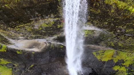 Luftaufnahme-Eines-Wasserfalls.-Island