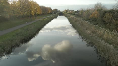 Reflejo-De-Las-Nubes-En-Las-Tranquilas-Aguas-Del-Gran-Canal-En-Dublín,-Irlanda