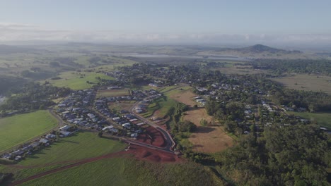 Panoramablick-Auf-Die-Stadt-Und-Den-Ort-Yungaburra-In-Der-Malerischen-Region-Tablelands,-Queensland,-Australien---Drohnenaufnahme
