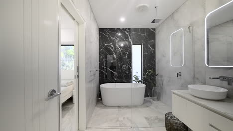 Modernes,-Luxuriöses-Badezimmer-Mit-Marmorfliesen,-Freistehende-Badewanne,-LED-Spiegel,-Eleganter-Waschtisch,-Weißes-Aufsatzbecken,-Freistehende-Badewanne
