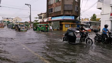 Vista-De-Vehículos-Circulando-Por-La-Carretera-Inundada