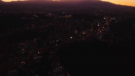 Rosa-Himmel-Bei-Sonnenaufgang-über-Dunkel-Befahrener-Autobahn-Mit-Verkehr-In-Mexiko-stadt,-Nachts