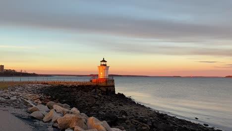 Der-Portland-Wellenbrecher-Leuchtturm-In-Maine-Bei-Sonnenuntergang---Panorama-Bug-Licht
