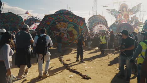 Gruppe-Von-Männern,-Die-Sich-Bereit-Machen,-Einen-Riesigen-Drachen-Auf-Der-Jährlichen-Veranstaltung-Beim-Sumpango-Kite-Festival-In-Sumpango,-Guatemala,-Zu-Starten