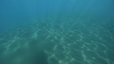 Lichtreflexion-Unter-Wasser-Im-Meer-In-Zeitlupe