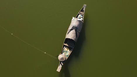 Pescador-Pescando-Con-Red-En-El-Río-De-Surma,-Bangladesh,-Vista-Aérea-De-Arriba-Hacia-Abajo