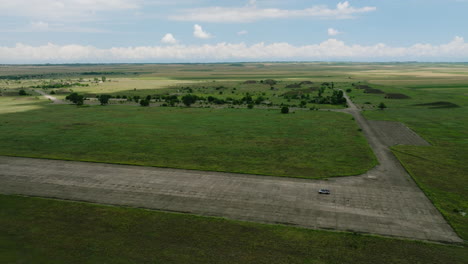 Auto-Geparkt-Auf-Der-Start--Und-Landebahn-Des-Militärflugplatzes-Shiraki-In-Georgischen-Feldern