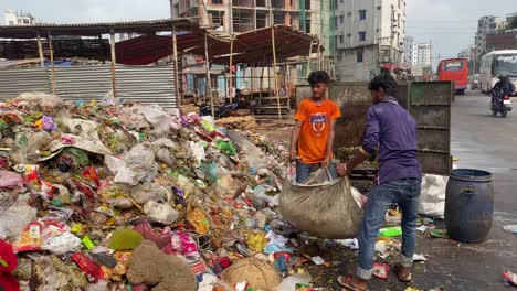 Zwei-Junge-Kinder,-Die-Unter-Gefährlichen-Unhygienischen-Bedingungen-Am-Müllhaufen-Arbeiten