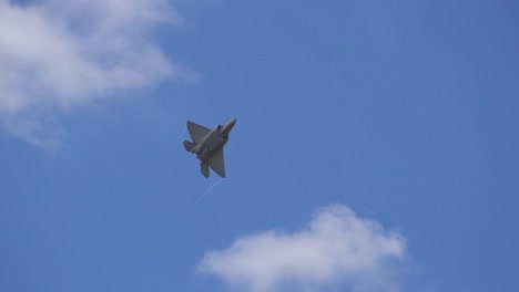 Un-F-22-Raptor-De-La-Fuerza-Aérea-De-Los-Estados-Unidos-Vuela-Durante-El-Espectáculo-Aéreo-Wings-Over-Houston-En-2021