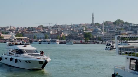 Dieses-Video-Zeigt-Die-Schönheit-Und-Kultur-Von-Istanbul,-Türkei,-Aufgenommen-An-Einem-Sonnigen-Sommertag-Im-Eminonu-bezirk