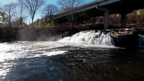 Kaskadierender-Schäumender-Wasserfall,-Der-Unter-Brückenüberführung-Fließt,-Connecticut,-Aufsteigende-Luftansicht