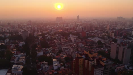 Ehrfürchtige-Dynamische-Breite-Einstellungsaufnahme-Von-Mexiko-stadt-Bei-Sonnenuntergang