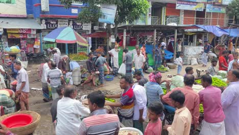Local-busy-vegetable-market-street-with-sellers-putting-their-vegetables-in-display-on-hand-carts,-Sylhet,-Bangladesh