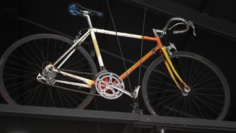 Vieja-Bicicleta-Ornamental-En-La-Tienda