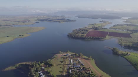 Luftaufnahme-Des-Lake-Tinaroo-Reservoir-In-Atherton-Tablelands,-Qld,-Australien---Drohnenaufnahme