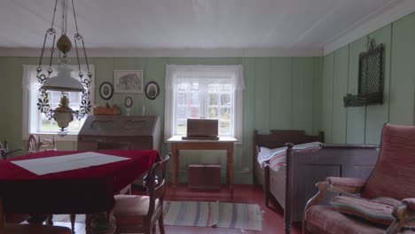 Schwenk-In-Einem-Traditionellen-Norwegischen-Holzhaus-Schlafzimmer-Mit-Altmodischem-Bett,-Holzböden-Und-Möbeln