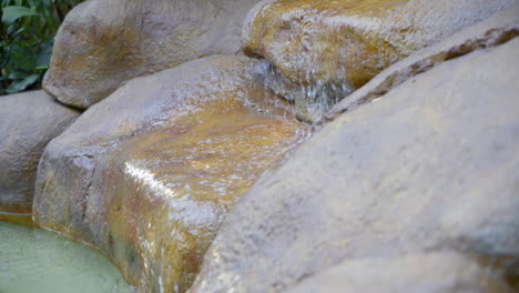 Fließendes-Wasser-In-über-Felsen-In-Freibad-Felsenbrunnen