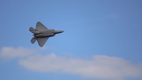Ein-Kampfjet-Mit-Fortschrittlicher-Technologie,-Der-F-22-Raptor,-Fliegt-Während-Einer-Demonstration-Auf-Der-Wings-Over-Houston-Airshow-Vorbei