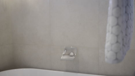 Luxuriöses,-Gefliestes-Badezimmer,-Freistehende-Badewanne,-Hölzerner-Waschtisch,-Silberne-Armaturen,-Handtuchdetail