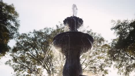 Zeitlupe-Nahaufnahme-Des-Meerjungfrauenbrunnens-Im-Park-Von-Antigua-Guatemala-Bei-Sonnenuntergang