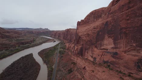 Aus-Der-Luft-Die-Schönheit-Und-Schroffheit-Der-Wüste-Von-Moab:-Ein-Fluss-Aus-Der-Drohnenperspektive