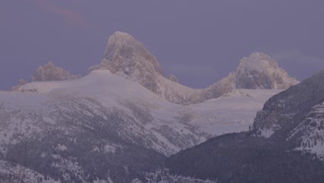 Telephoto-shot-of-high-mountain-peaks-in-sunset-light