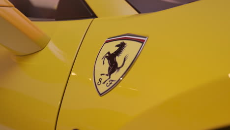 Primer-Plano-Del-Logotipo-De-Ferrari,-Ferrari-Amarillo