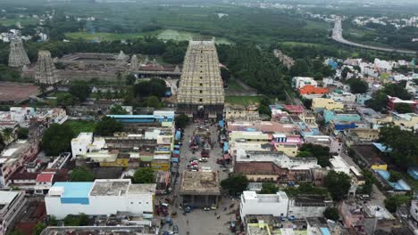 Fly-towards-the-majestic-view-of-Sri-Kanchi-Kamakshi-Amman-Temple-in-Kanchipuram,-Tamil-Nadu