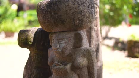 Einheimische-Betonskulptur-Im-Dschungel