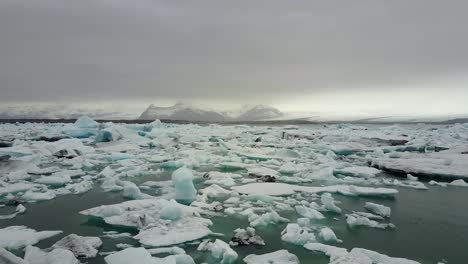 Paso-Elevado-Icebergs-Océano-Islandia-Jokulsarlon