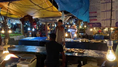 Compras-Del-Cliente-En-El-Mercado-De-Pescado-En-Dhaka,-Bangladesh