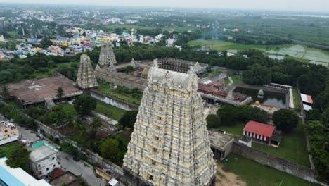 Una-Vista-Aérea-Majestuosa-De-La-Ciudad-De-Kanchipuram-Del-Templo-De-Sri-Kanchi-Kamakshi-Amman-En-Tamil-Nadu