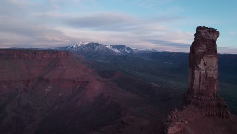 Luftaufnahmen-Der-Ikonischen-Castleton-Tower-Mesa-In-Moab-Utah