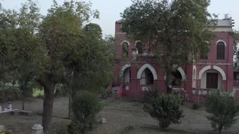 Disparo-De-Drones-De-Un-Edificio-Antiguo-En-El-Pueblo-De-Kervada,-Gujarat,-India