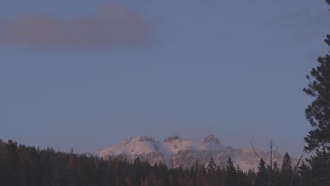 Weite-Aufnahme-Von-Berggipfeln-Im-Rosa-Sonnenunterganglicht