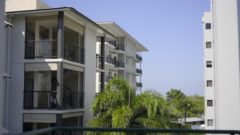 Panorámica-Sobre-Blanco-Moderno-Complejo-De-Apartamentos-En-Zona-Residencial