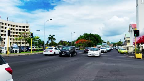 Tráfico-En-La-Carretera-Cerca-De-La-Torre-Del-Reloj-En-Apia,-Samoa