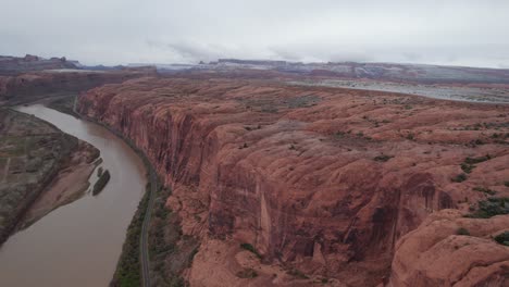 Vista-Aérea-De-Las-Rocas-Rojas-Y-El-Río-Colorado-En-Moab,-Utah