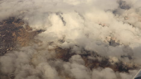 Handaufnahme-Von-Wolken-Aus-Dem-Fenster-Eines-Flugzeugs