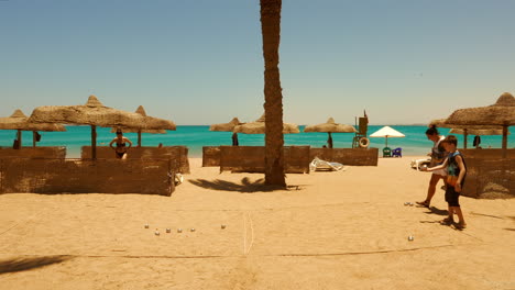 Juego-De-Bolas-De-Acero-De-Petanca-En-La-Zona-De-Playa-De-Arena-Del-Hotel-Resort-En-Egipto