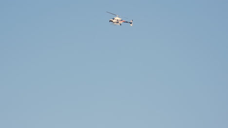 Helicóptero-Sobrevolando-A-Cientos-De-Policías-Que-Rinden-Homenaje-En-La-Procesión-Conmemorativa-Del-Tributo-A-Andrew-Hong