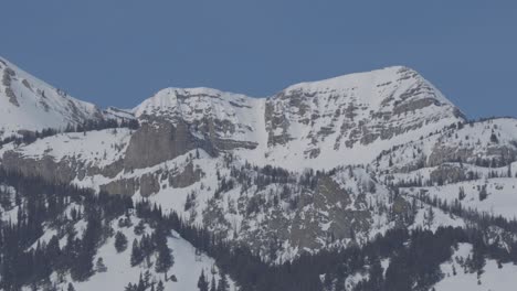 Teleaufnahme-Von-Hohen-Und-Felsigen-Berggipfeln-Im-Westlichen-Wyoming