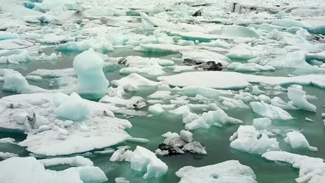 Derritiendo-Icebergs-Flotando-En-El-Mar-Mientras-Nieva