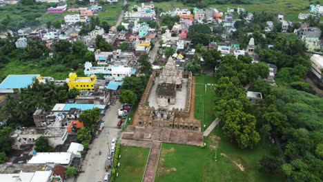 Aerial-arc-shot-of-Kailasanathar-Temple,-Kanchipuram,-Tamil-Nadu