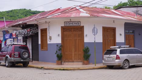 San-Juan-Del-Sur,-Autobús-Viejo,-Camión-Antiguo,-Letrero-De-Calle-Calles-De-San-Juan-Sur,-Nicaragua,-Pueblo-Nicaragüense,-Costa,-Pobreza,-Managua