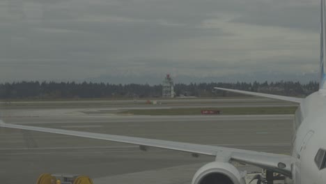 Olympic-mountains-in-the-distance,-shot-from-the-Seattle-Tacoma-airport