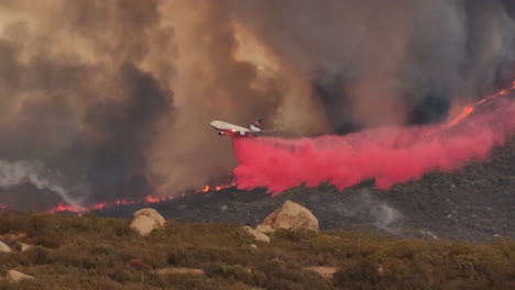 Ein-Flugzeug-Wirft-Feuerschutzmittel-über-Das-Fairview-Feuer,-Kalifornien