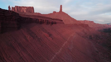 Atemberaubende-Luftaufnahmen-Der-Wüstenklippen-Von-Castleton-Drohne-Moab-Utah