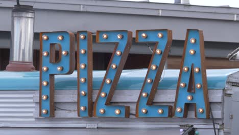 Pizza-Schild-An-Einem-Imbisswagen,-Der-Auf-Einem-Food-Festival-In-England-Gefilmt-Wurde