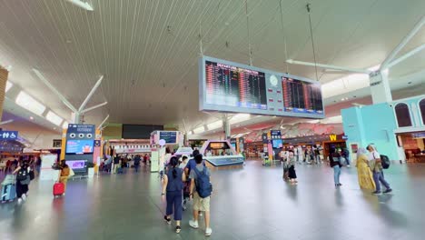 Una-Grabación-De-Mano-Con-Efecto-De-Ruido-Añadido-De-La-Terminal-Del-Aeropuerto-Internacional-De-Kuala-Lumpur-Después-Del-Permiso-De-Viaje-Al-Extranjero